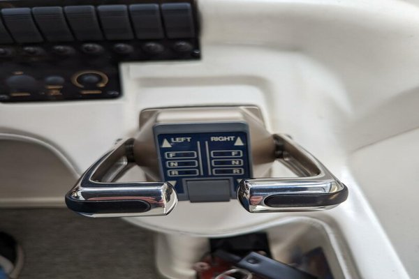 1999 Cruisers Yachts 3585 Flybridge