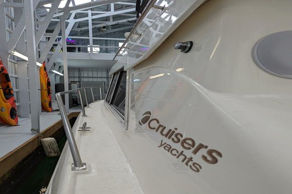 1999 Cruisers Yachts 3585 Flybridge
