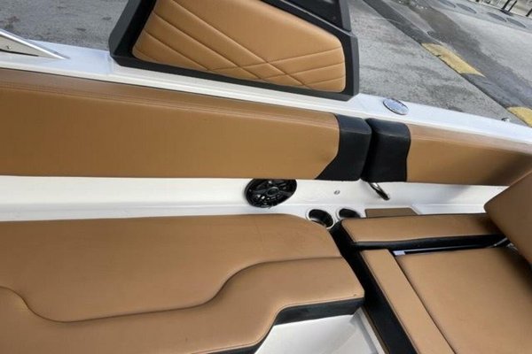 2023 Chaparral 250 OSX