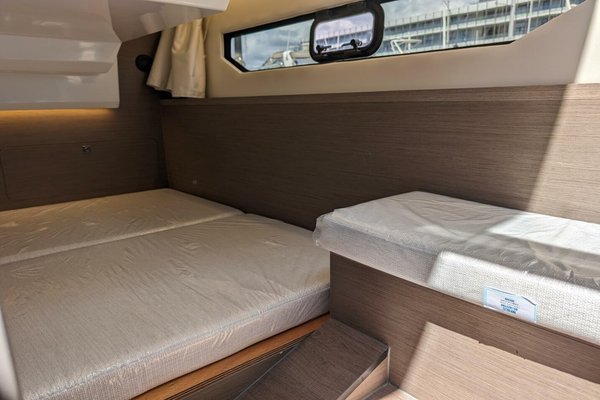 2027 Jeanneau NC 895 S2