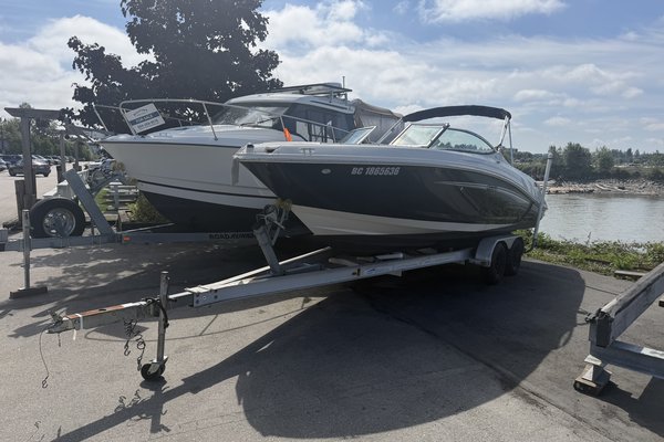 2008 Sea Ray 230 Select + MarineMax Trailer