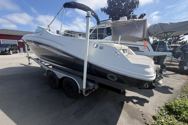 2008 Sea Ray 230 Select + MarineMax Trailer