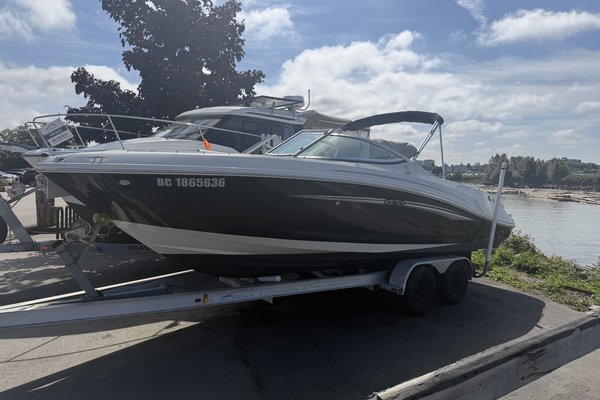 2008 Sea Ray 230 Select + MarineMax Trailer