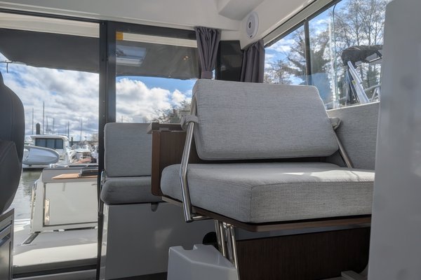 2021 Jeanneau 895 Sport