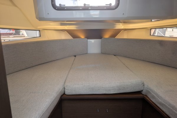 2021 Jeanneau 895 Sport