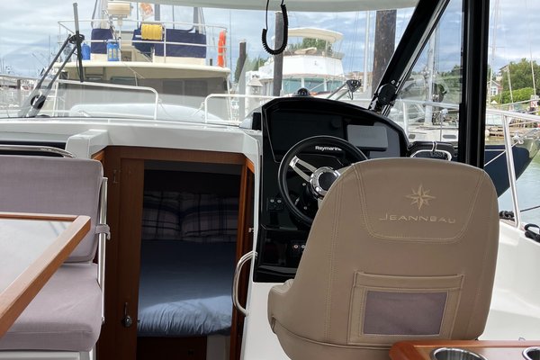 2017 Jeanneau NC 895 