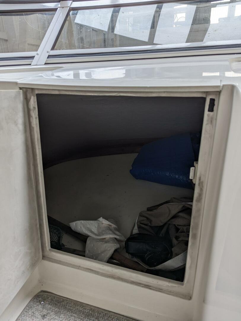 1999 Cruisers Yachts 3585 Flybridge