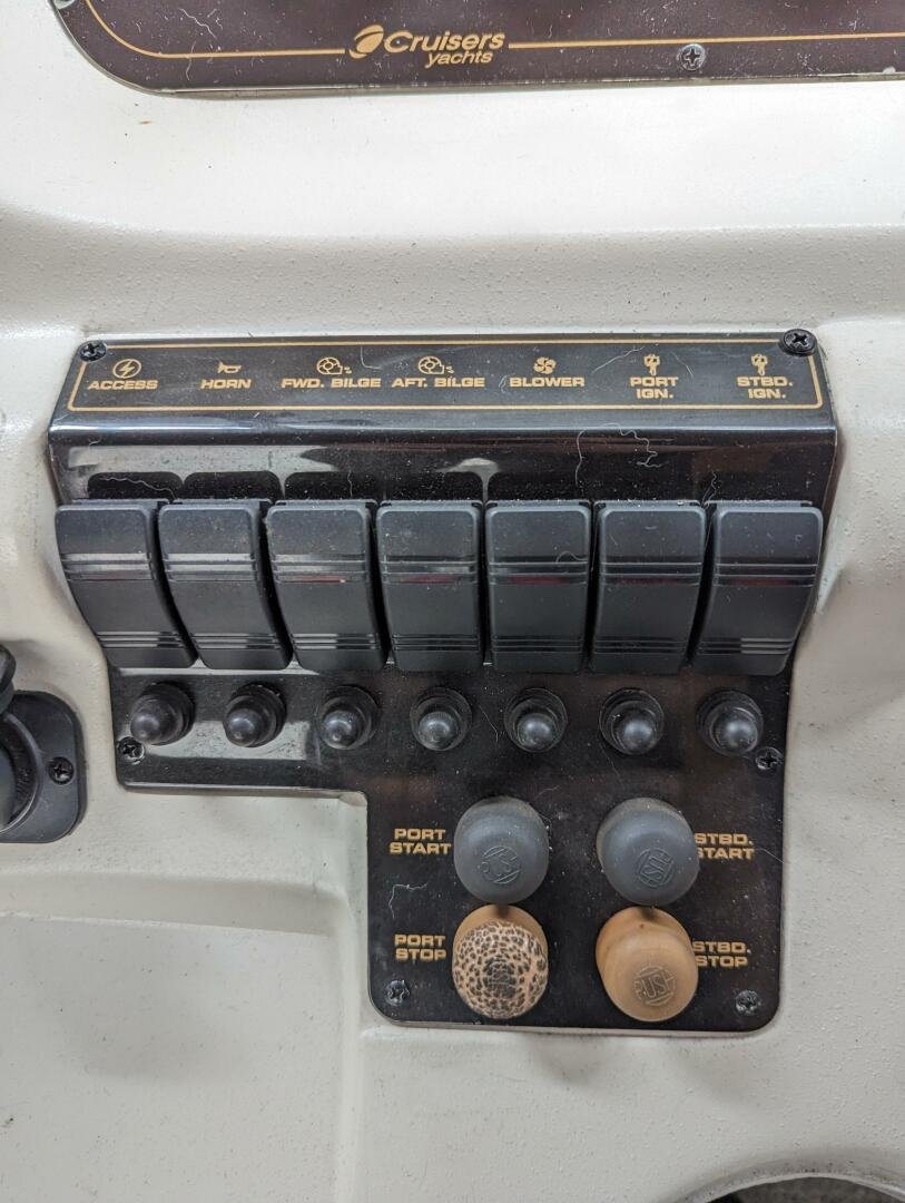 1999 Cruisers Yachts 3585 Flybridge