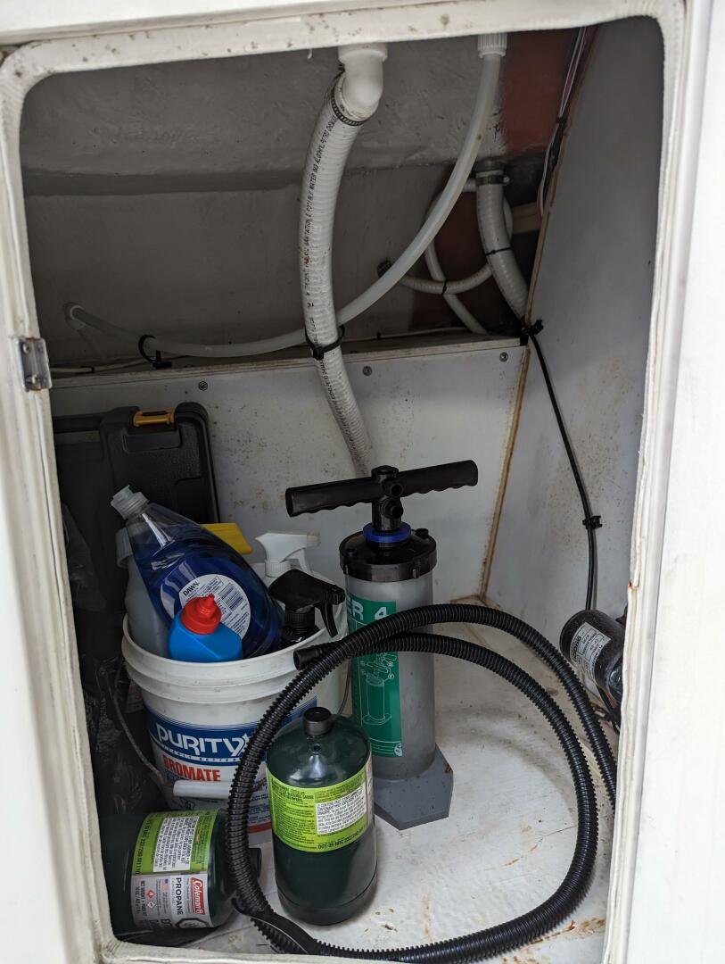 1999 Cruisers Yachts 3585 Flybridge