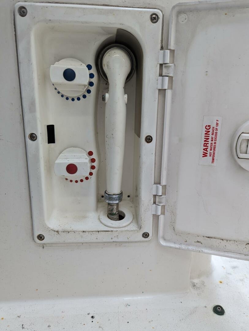 1999 Cruisers Yachts 3585 Flybridge