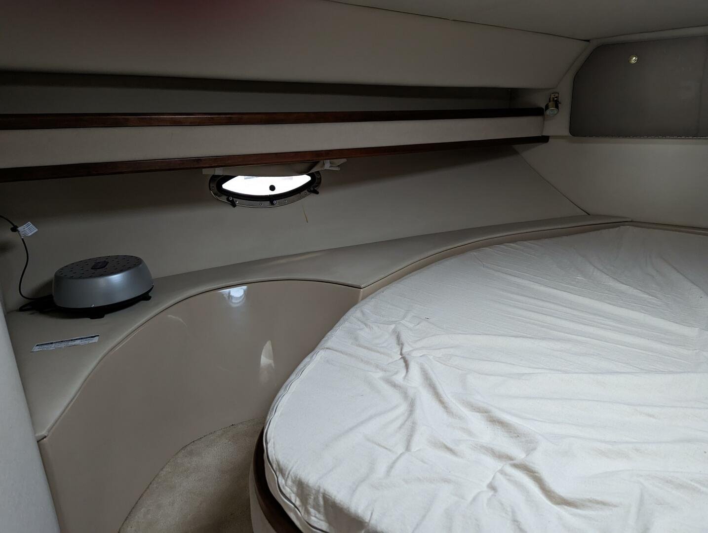 1999 Cruisers Yachts 3585 Flybridge