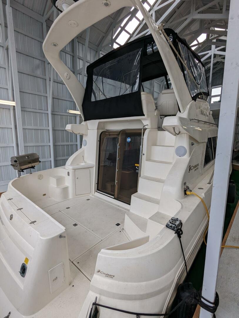 1999 Cruisers Yachts 3585 Flybridge