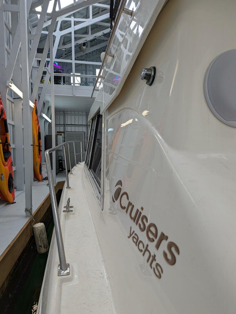 1999 Cruisers Yachts 3585 Flybridge