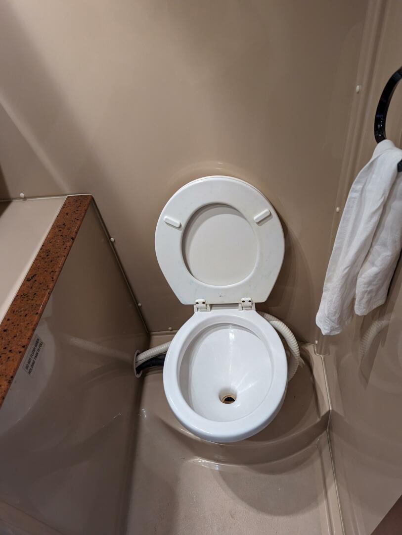 1999 Cruisers Yachts 3585 Flybridge