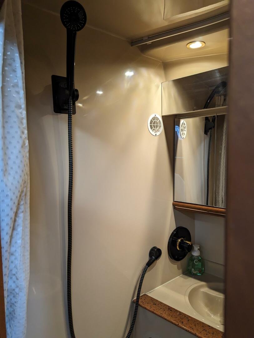 1999 Cruisers Yachts 3585 Flybridge