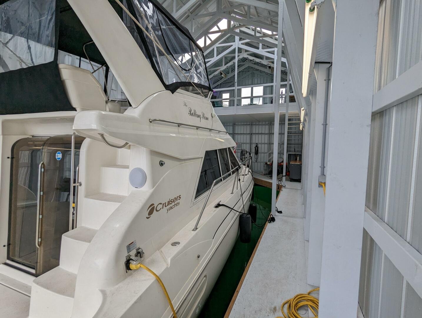 1999 Cruisers Yachts 3585 Flybridge