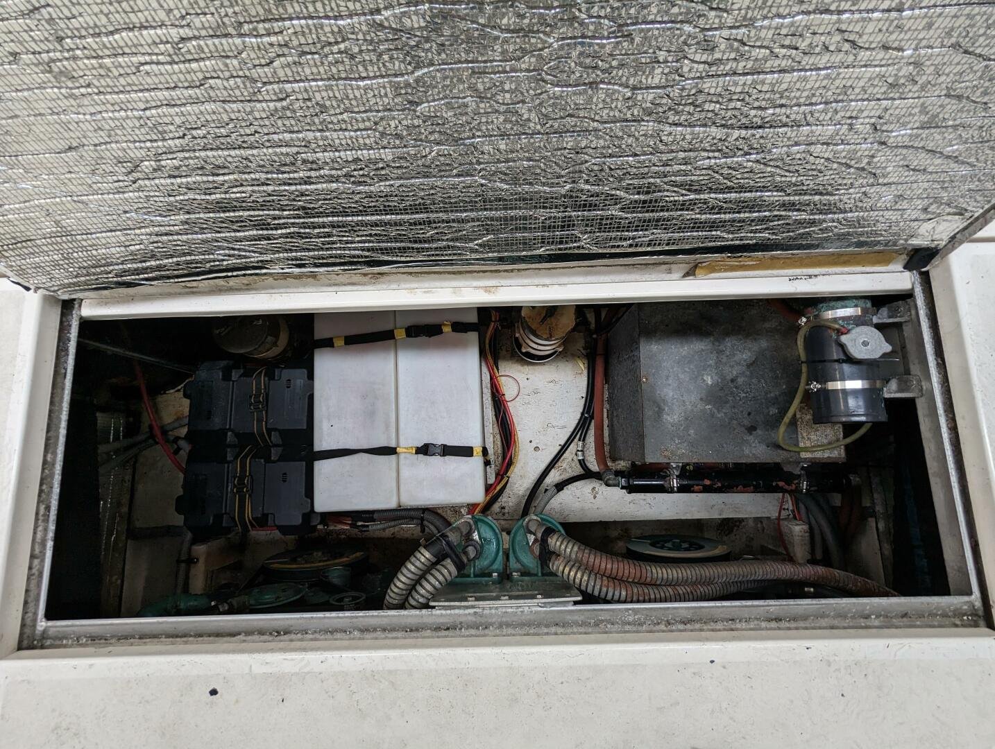 1999 Cruisers Yachts 3585 Flybridge