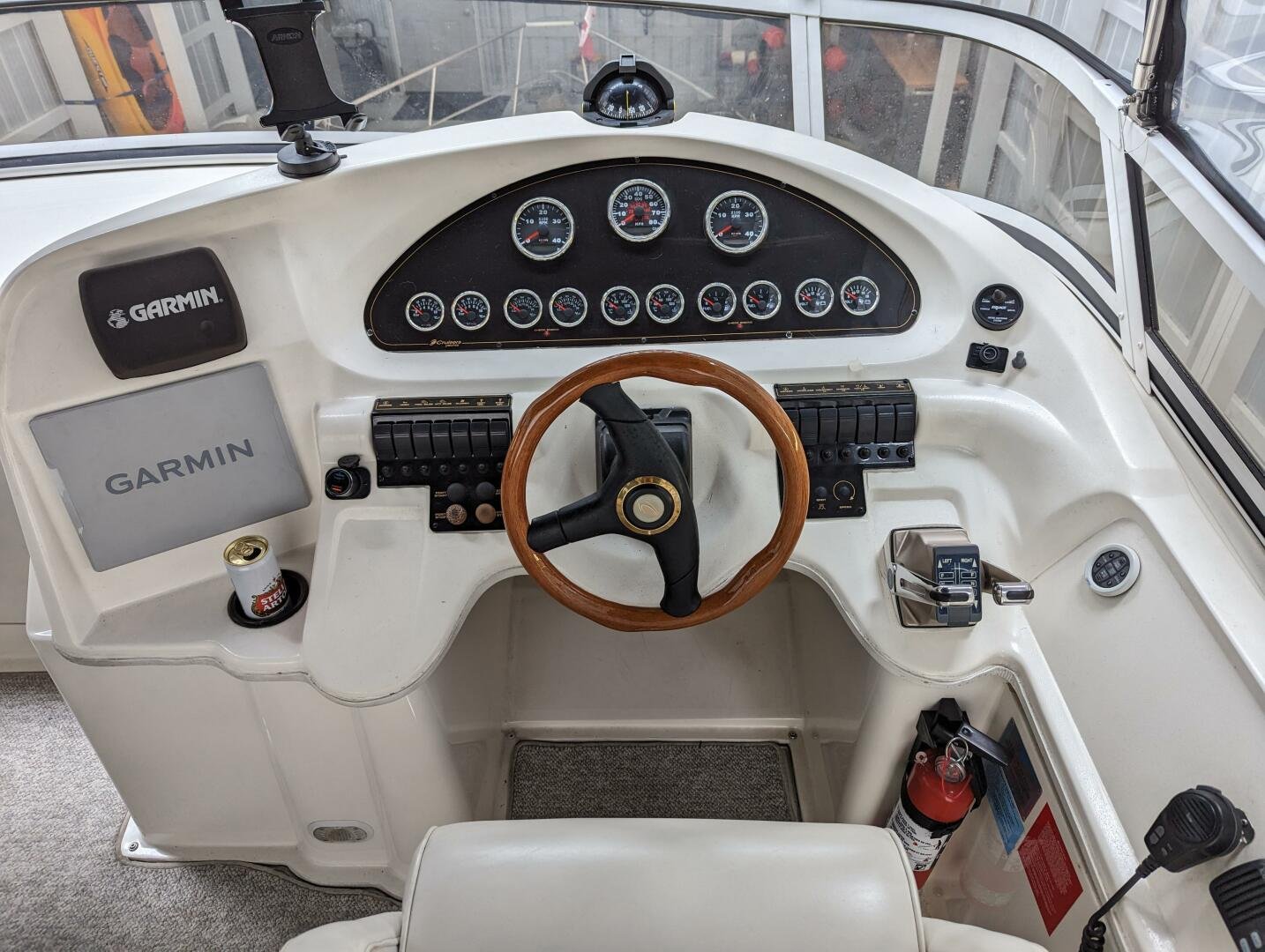 1999 Cruisers Yachts 3585 Flybridge