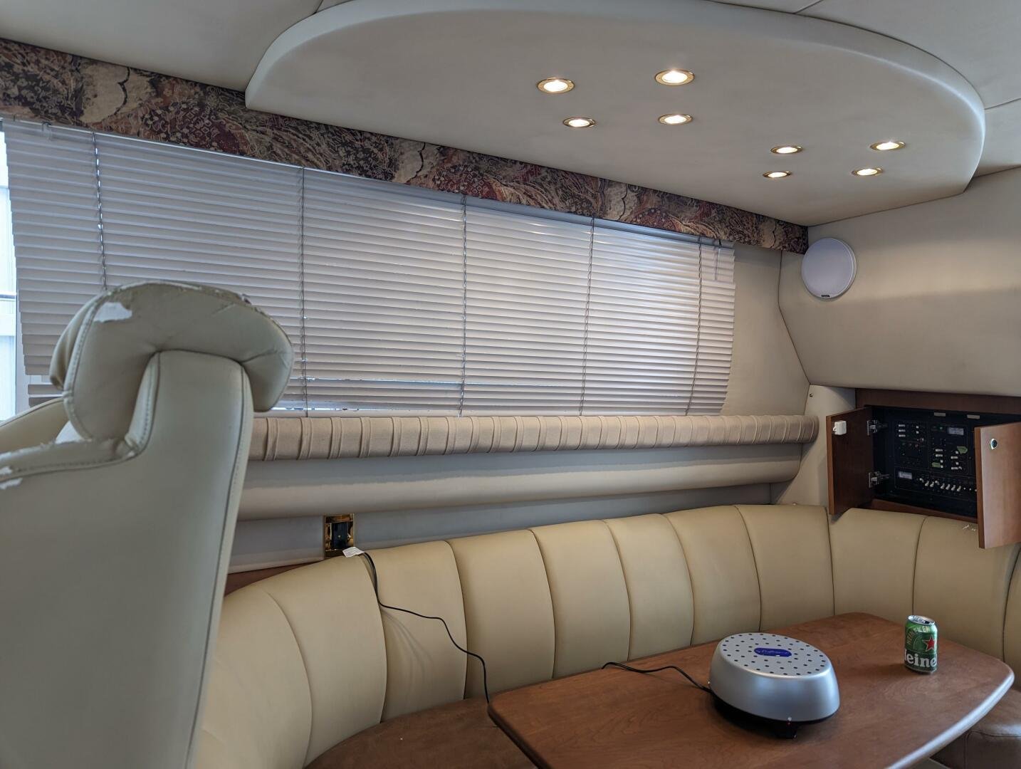 1999 Cruisers Yachts 3585 Flybridge