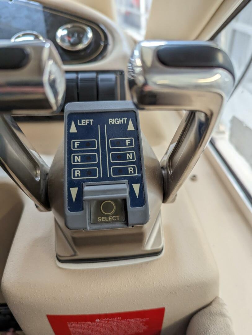 1999 Cruisers Yachts 3585 Flybridge