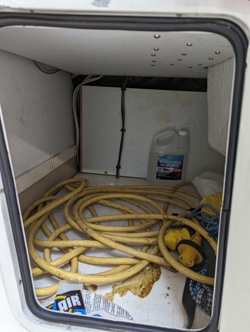 1999 Cruisers Yachts 3585 Flybridge