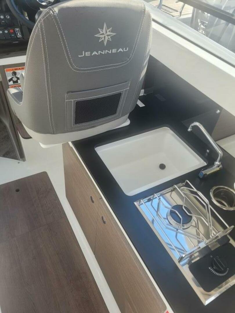 2025 Jeanneau NC 695 S2