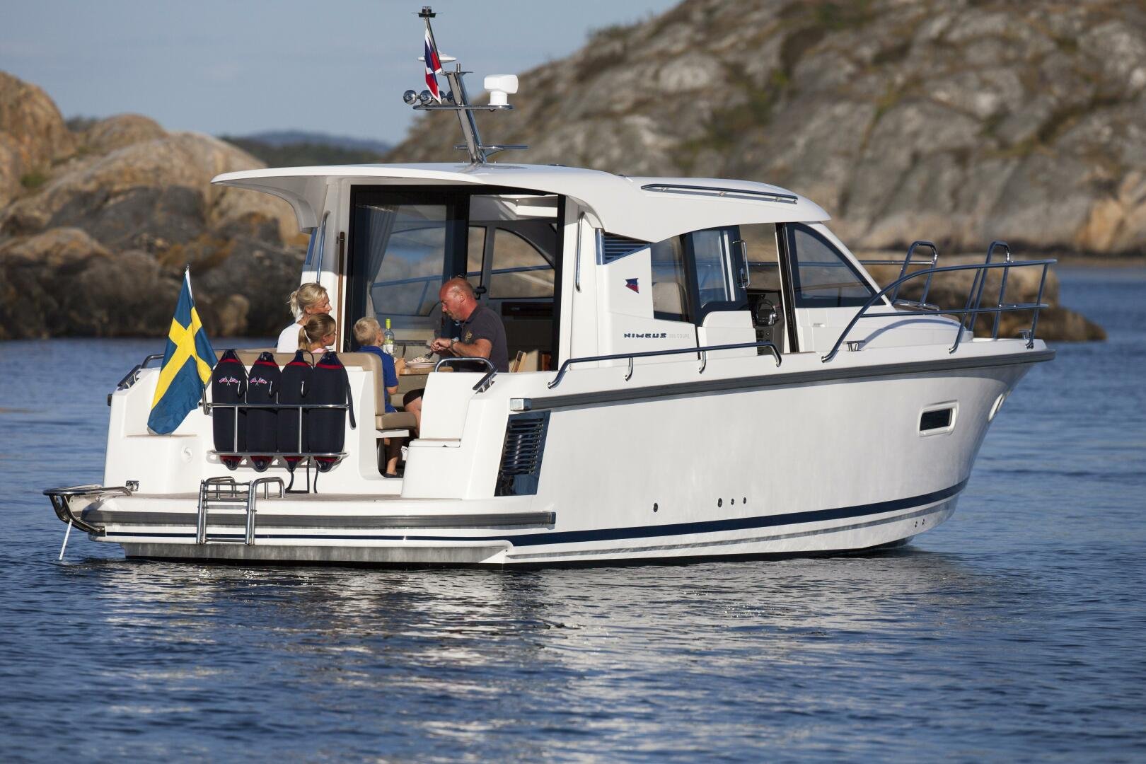 2025 Nimbus 305 Coupe